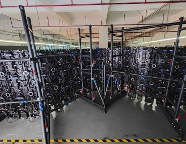 Solution de support au sol pour murs d'écrans OLED incurvés et ondulés