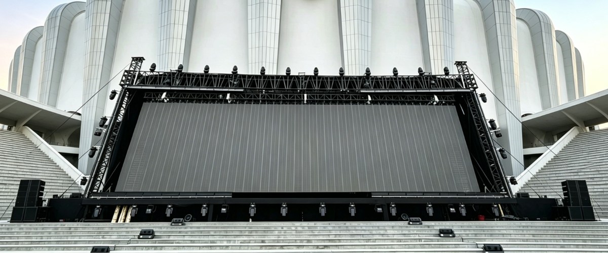 Heavy-duty lighting truss for large outdoor LED screen