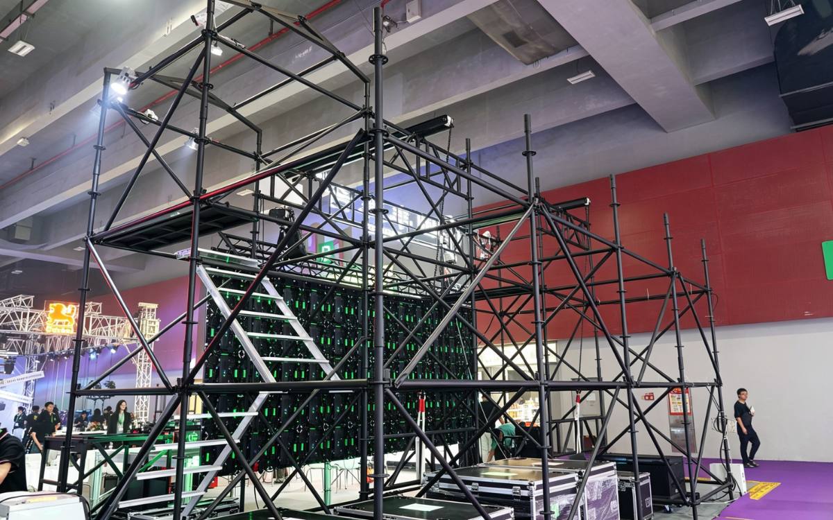 Layher structure with stairs and pedals Layher structure with stairs and pedals