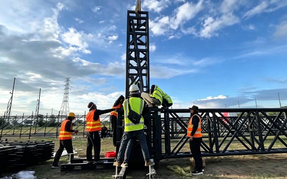 The assembly of a 20m aluminum stage truss system on-site The assembly of a 20m aluminum stage truss system on-site