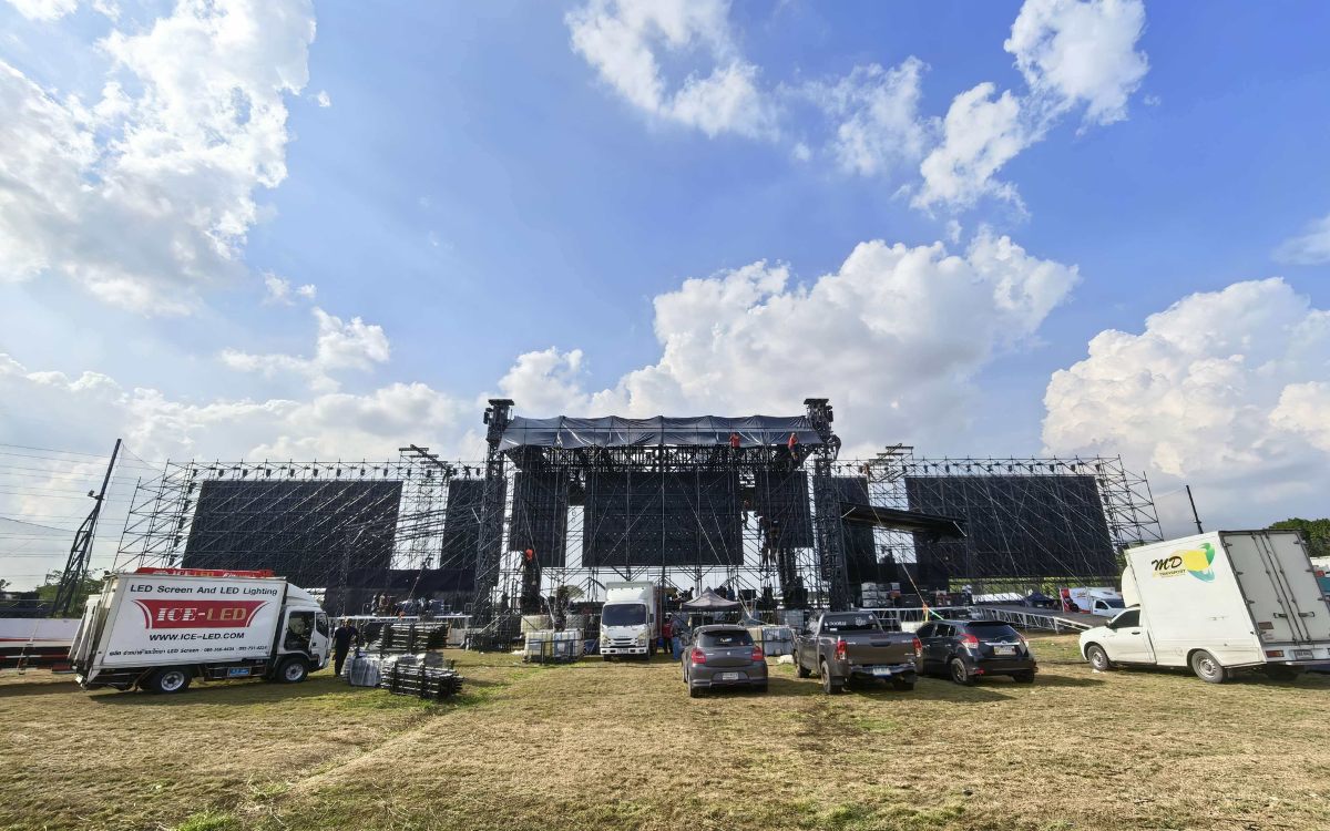 Large-scale aluminum stage roof system with 20-meter clear span Large-scale aluminum stage roof system with 20-meter clear span
